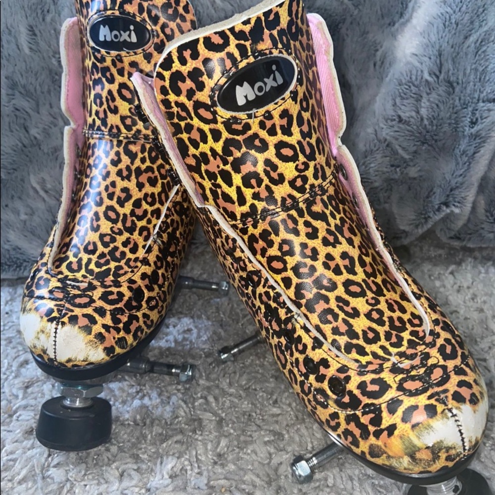 Moxi roller skates jungle size 2 cheetah print